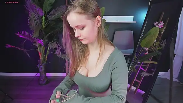 Snapshot of CassieCool chatting on 03.12.25 CassieCool online show from 03.12.25