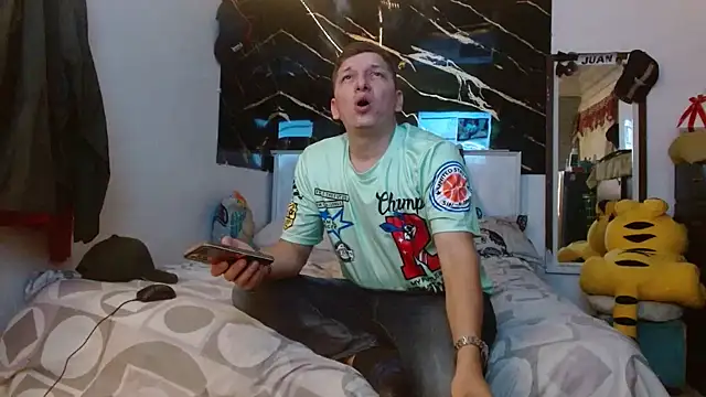 Snapshot of couplehot7777 chatting on 10.19.25 couplehot7777 online show from 10.19.25