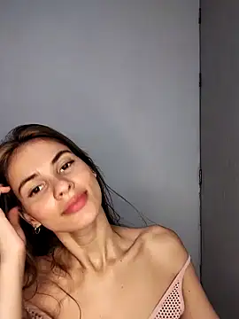 Snapshot of cuteluci_ chatting on 01.05.25 cuteluci online show from 01.05.25