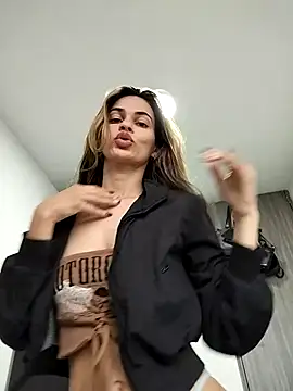 Snapshot of cuteluci_ chatting on 02.17.25 cuteluci online show from 02.17.25