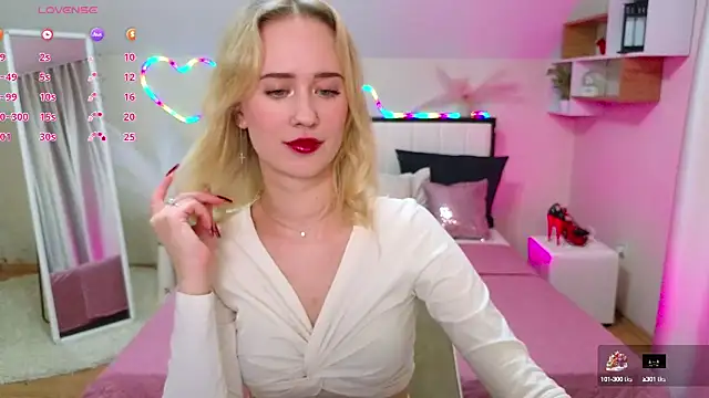 Snapshot of SashaBrooks chatting on 03.21.25 SashaBrooks online show from 03.21.25