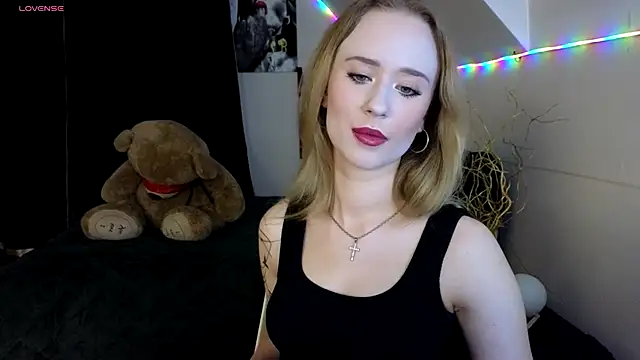 Snapshot of SashaBrooks chatting on 09.10.25 SashaBrooks online show from 09.10.25