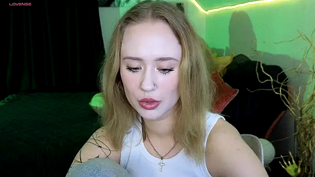 Snapshot of SashaBrooks chatting on 09.15.25 SashaBrooks online show from 09.15.25