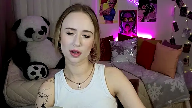 Snapshot of SashaBrooks chatting on 09.16.25 SashaBrooks online show from 09.16.25