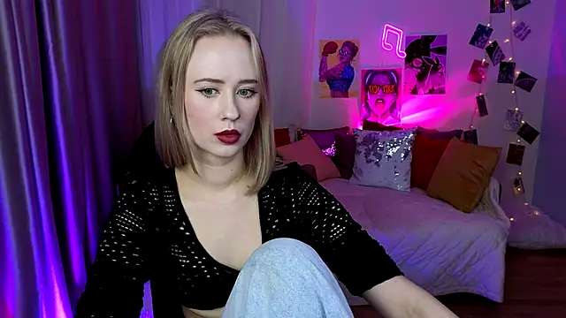 Snapshot of SashaBrooks chatting on 10.04.25 SashaBrooks online show from 10.04.25