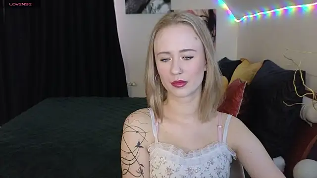 Snapshot of SashaBrooks chatting on 10.09.25 SashaBrooks online show from 10.09.25