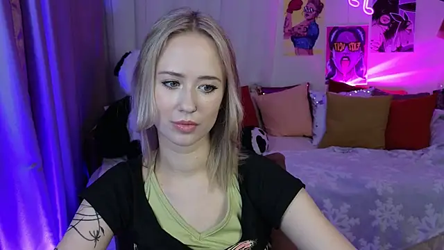 Snapshot of SashaBrooks chatting on 10.10.25 SashaBrooks online show from 10.10.25