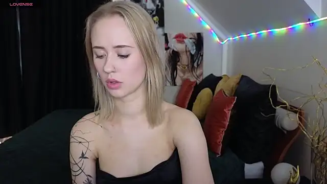 Snapshot of SashaBrooks chatting on 10.12.25 SashaBrooks online show from 10.12.25