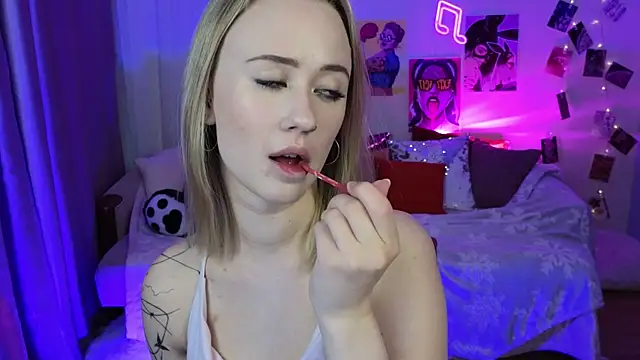 Snapshot of SashaBrooks chatting on 10.16.25 SashaBrooks online show from 10.16.25