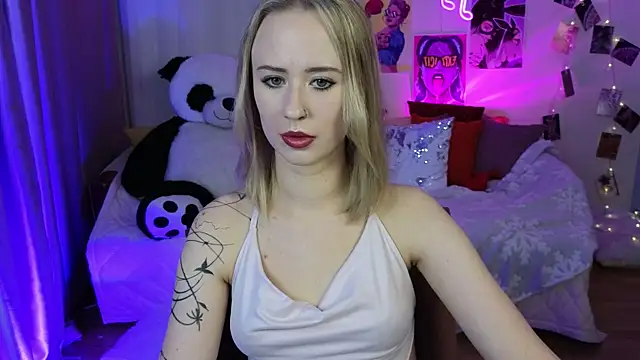 Snapshot of SashaBrooks chatting on 10.17.25 SashaBrooks online show from 10.17.25