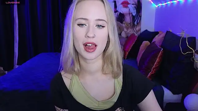 Snapshot of SashaBrooks chatting on 10.19.25 SashaBrooks online show from 10.19.25