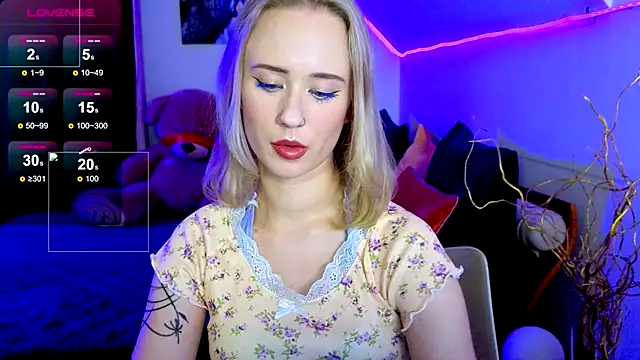 Snapshot of SashaBrooks chatting on 10.22.25 SashaBrooks online show from 10.22.25