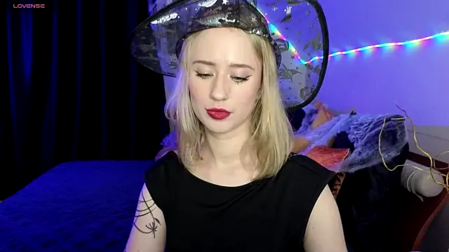 Snapshot of SashaBrooks chatting on 10.29.25 SashaBrooks online show from 10.29.25