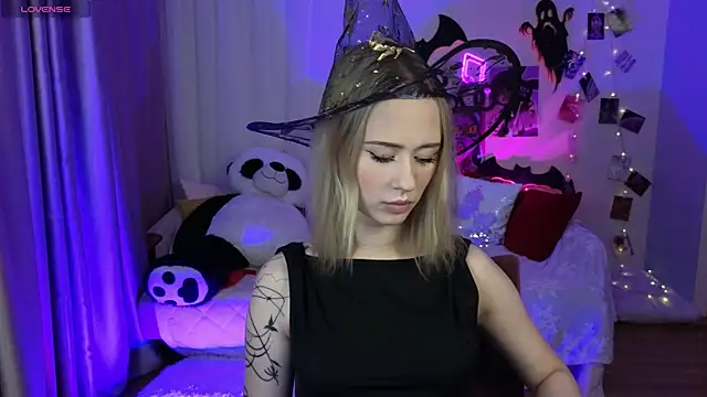 Snapshot of SashaBrooks chatting on 10.31.25 SashaBrooks online show from 10.31.25