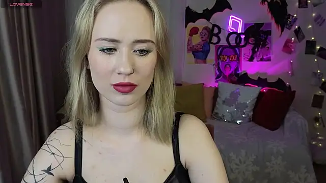 Snapshot of SashaBrooks chatting on 11.02.25 SashaBrooks online show from 11.02.25