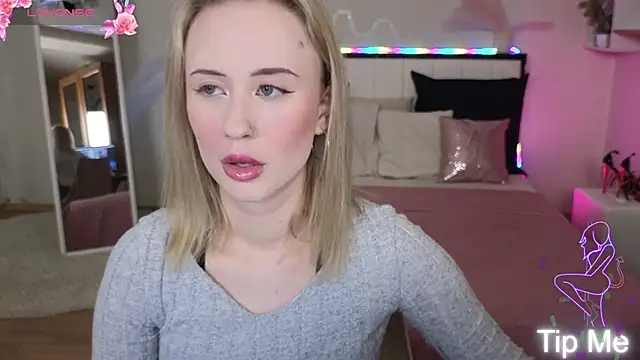 Snapshot of SashaBrooks chatting on 11.17.25 SashaBrooks online show from 11.17.25