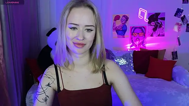 Snapshot of SashaBrooks chatting on 11.21.25 SashaBrooks online show from 11.21.25