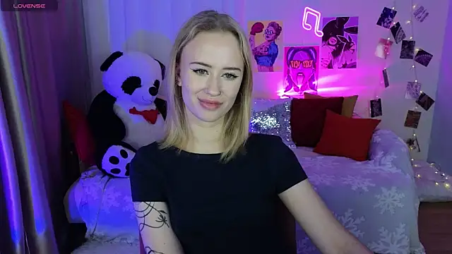 Snapshot of SashaBrooks chatting on 11.22.25 SashaBrooks online show from 11.22.25