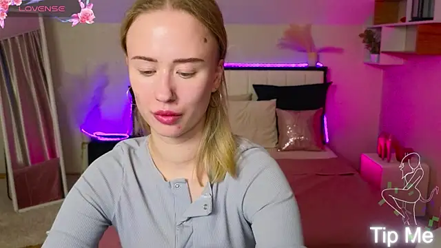 Snapshot of SashaBrooks chatting on 11.26.25 SashaBrooks online show from 11.26.25