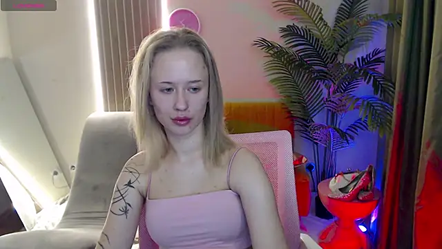 Snapshot of SashaBrooks chatting on 11.28.25 SashaBrooks online show from 11.28.25