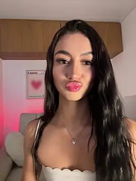 Snapshot of maddy_bronw_ chatting on 11.25.25 maddy bronw online show from 11.25.25