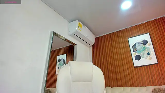 RoxannaHanson online show from 12.04.24