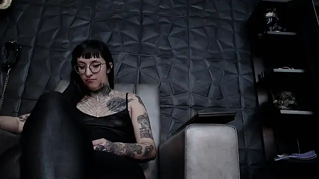 Snapshot of Agata_Darkness chatting on 12.20.25 Agata Darkness online show from 12.20.25