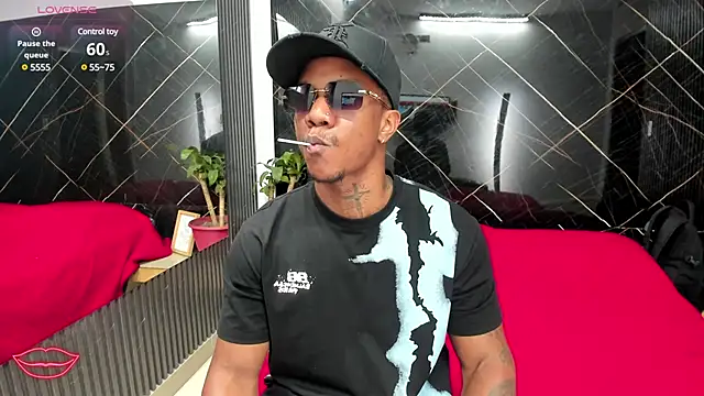 Snapshot of ronnie_7777 chatting on 02.21.25 ronnie 7777 online show from 02.21.25