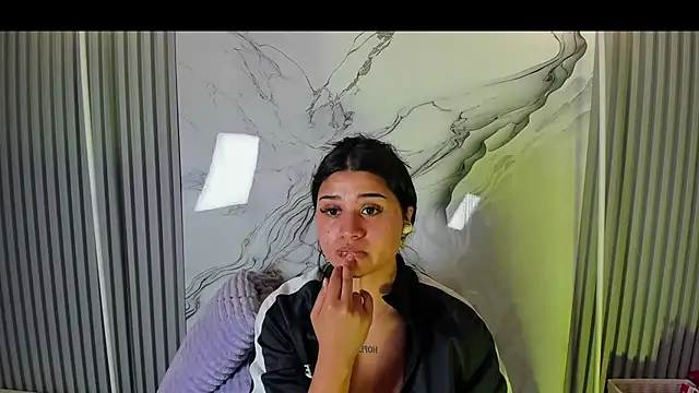 Snapshot of venusowen_ chatting on 05.27.26 venusowen online show from 05.27.26