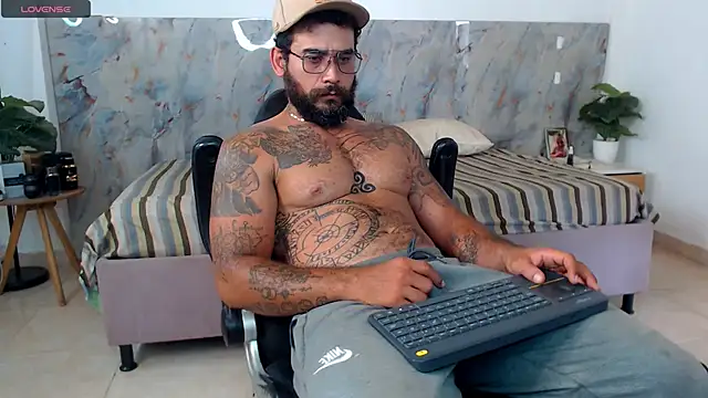 Snapshot of hanz_col chatting on 04.08.26 hanz col online show from 04.08.26