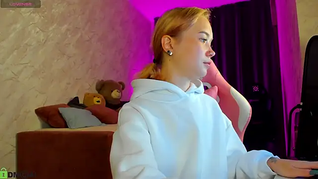 Snapshot of Kira_yoon chatting on 09.25.25 Kira yoon online show from 09.25.25