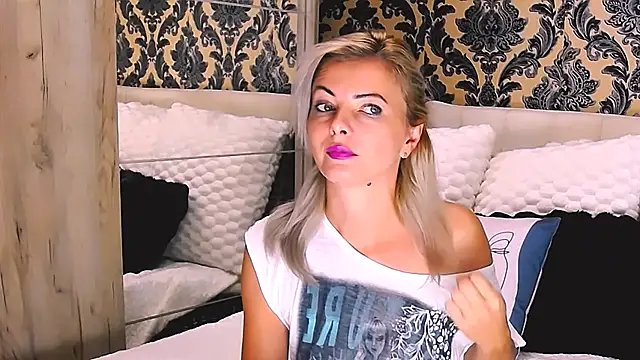 Snapshot of Aly_girl1 chatting on 09.09.25 Aly girl1 online show from 09.09.25