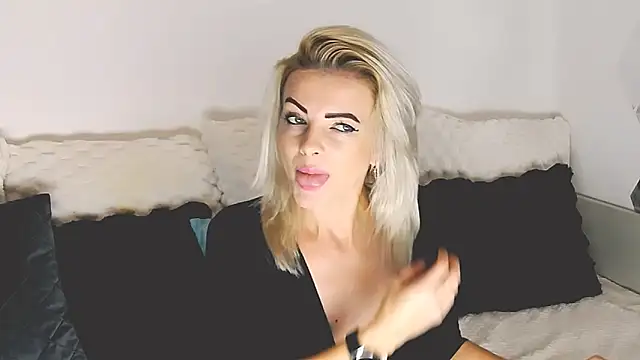 Snapshot of Aly_girl1 chatting on 11.10.25 Aly girl1 online show from 11.10.25