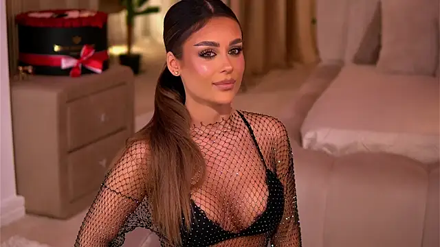 Snapshot of YasmineShaw chatting on 11.22.25 YasmineShaw online show from 11.22.25