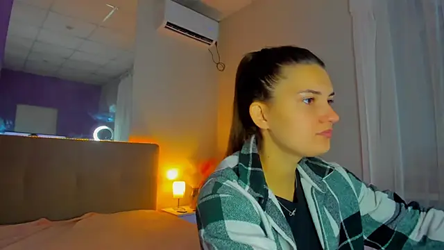 Snapshot of Laura_Leee chatting on 09.19.25 Laura Leee online show from 09.19.25