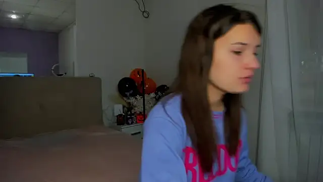 Laura Leee online show from 11.05.25