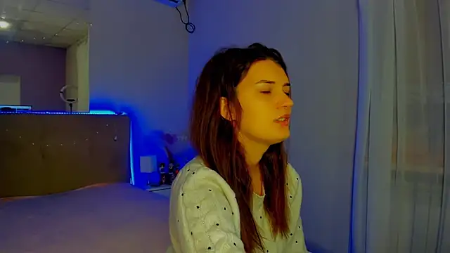 Laura Leee online show from 11.18.25