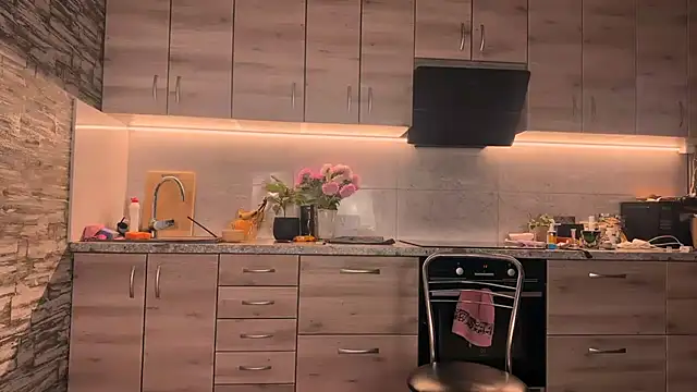 Snapshot of ___art chatting on 09.19.25 art online show from 09.19.25