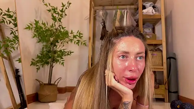 Snapshot of ___art chatting on 11.04.25 art online show from 11.04.25