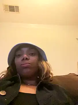 Snapshot of butterflybootyy chatting on 12.04.24 butterflybootyy online show from 12.04.24