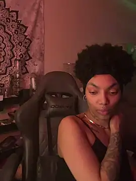 Snapshot of butterflybootyy chatting on 12.06.24 butterflybootyy online show from 12.06.24