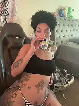 Snapshot of butterflybootyy chatting on 12.06.24 butterflybootyy online show from 12.06.24