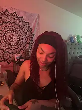 Snapshot of butterflybootyy chatting on 12.11.24 butterflybootyy online show from 12.11.24