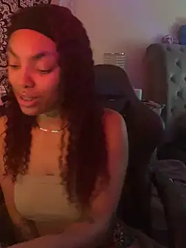 Snapshot of butterflybootyy chatting on 12.13.24 butterflybootyy online show from 12.13.24