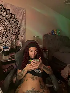 Snapshot of butterflybootyy chatting on 12.17.24 butterflybootyy online show from 12.17.24