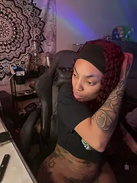 Snapshot of butterflybootyy chatting on 12.17.24 butterflybootyy online show from 12.17.24