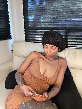 Snapshot of butterflybootyy chatting on 09.18.25 butterflybootyy online show from 09.18.25