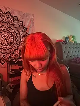 Snapshot of butterflybootyy chatting on 10.10.25 butterflybootyy online show from 10.10.25