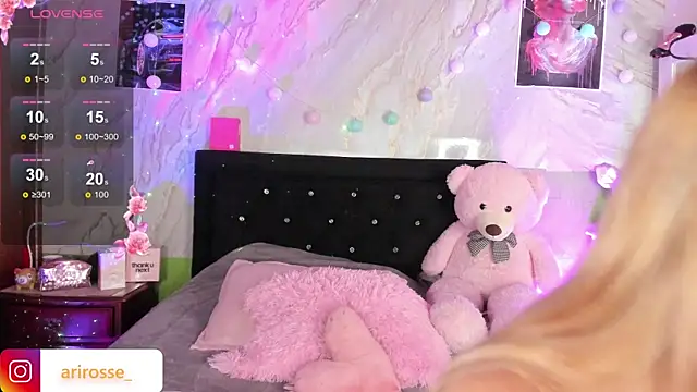 Snapshot of ariana_rosse__ chatting on 10.10.25 ariana rosse online show from 10.10.25