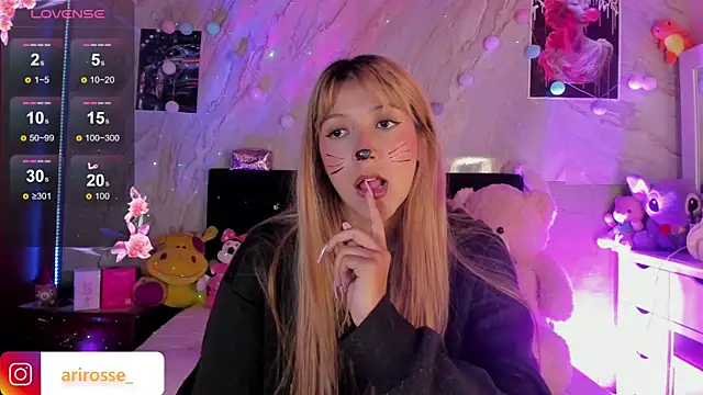 Snapshot of ariana_rosse__ chatting on 10.31.25 ariana rosse online show from 10.31.25